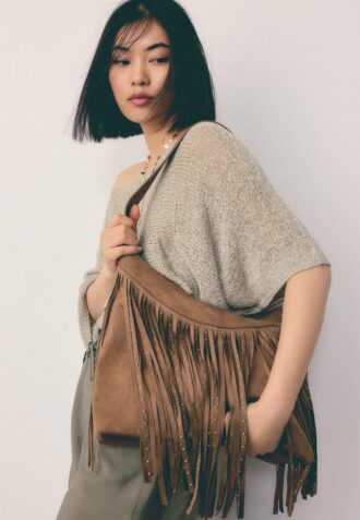 Bolso de hombro de tacto suave con detalle de flecos