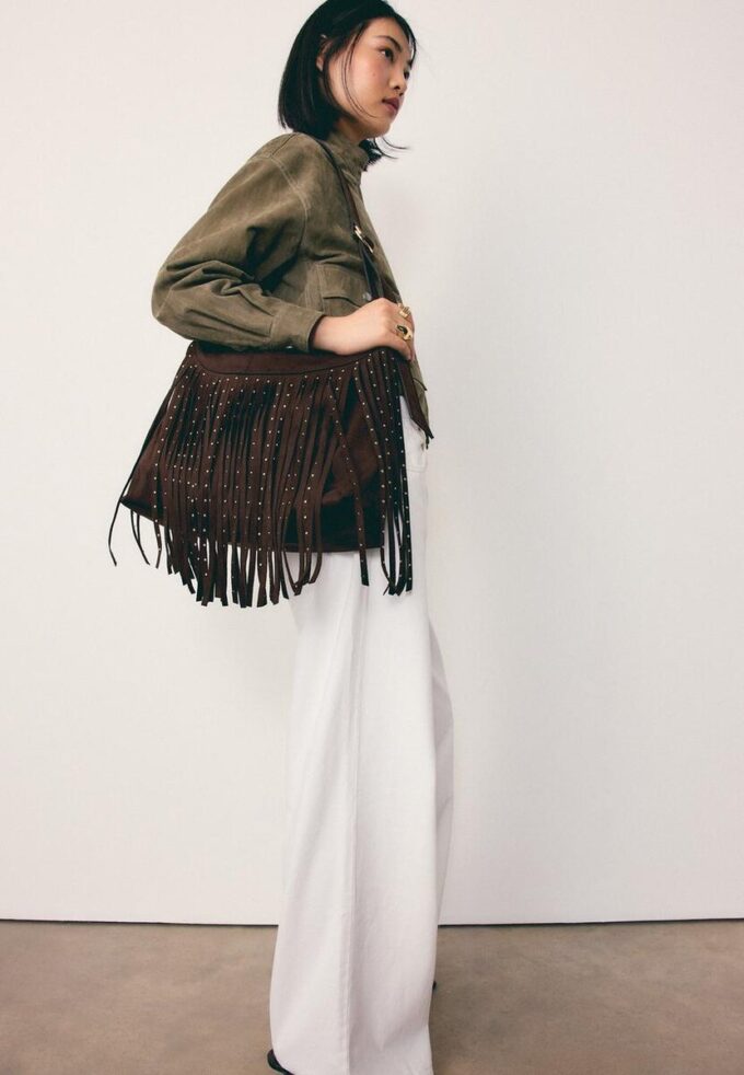 Bolso de hombro de tacto suave con detalle de flecos