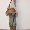 Bolso de hombro de tacto suave con detalle de flecos