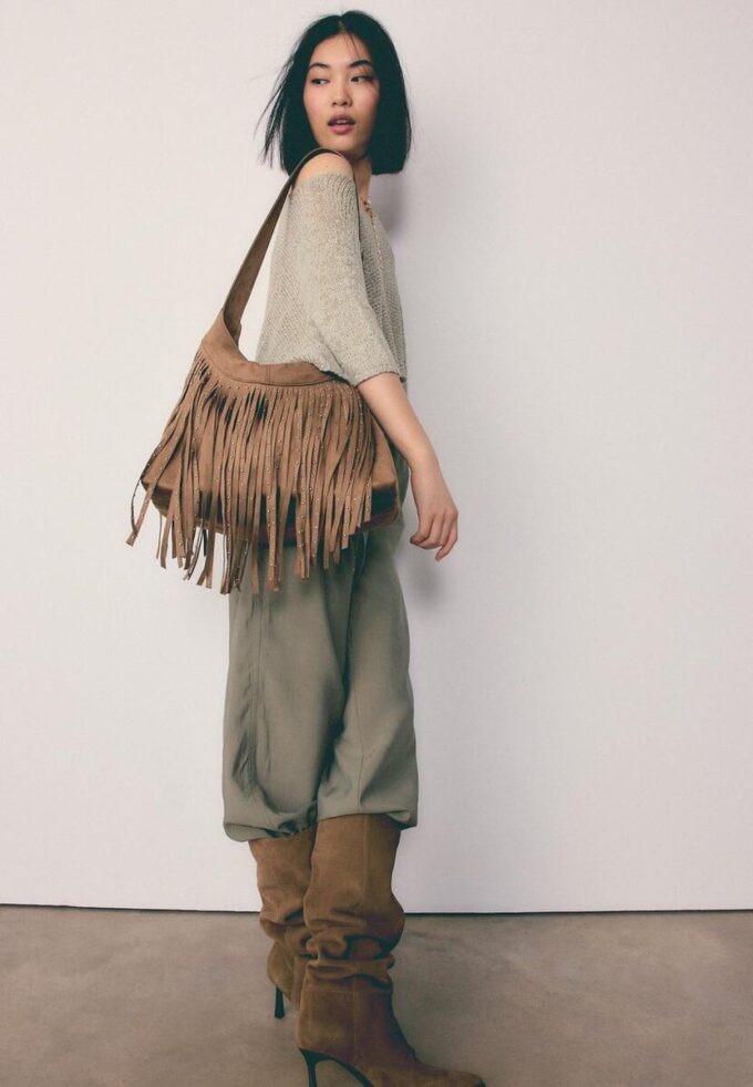 Bolso de hombro de tacto suave con detalle de flecos