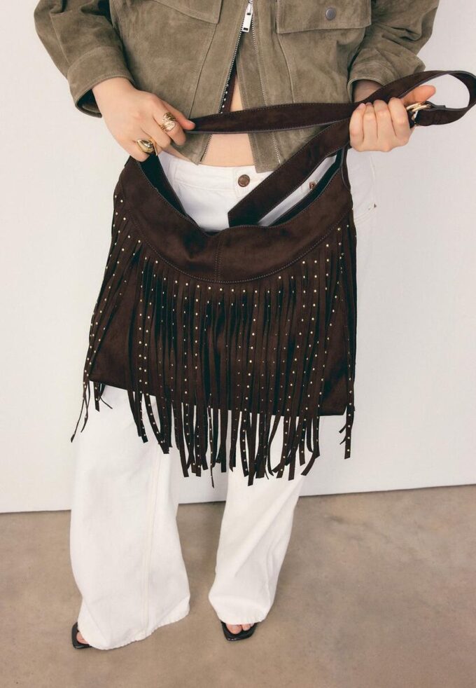 Bolso de hombro de tacto suave con detalle de flecos