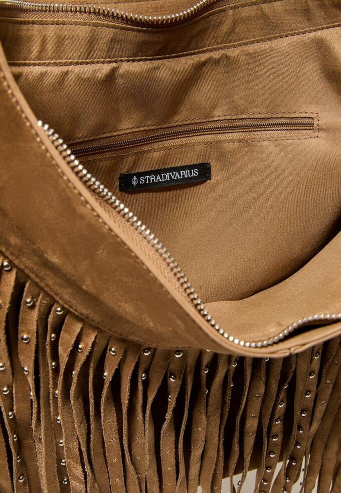 Bolso de hombro de tacto suave con detalle de flecos