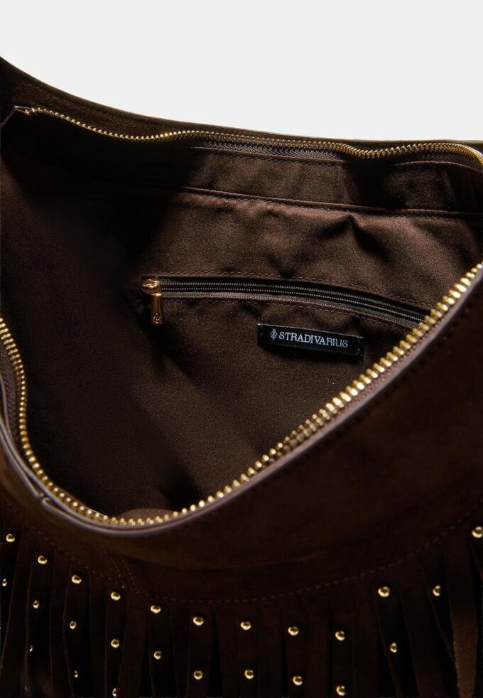 Bolso de hombro de tacto suave con detalle de flecos