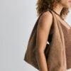 Bolso de hombro de tacto suave con pedrería