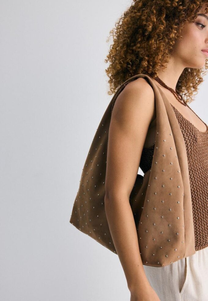 Bolso de hombro de tacto suave con pedrería