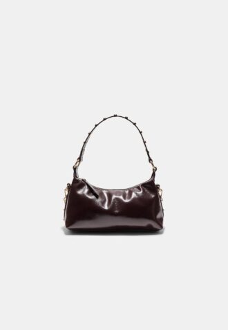 Bolso de hombro en forma de media luna con tachuelas