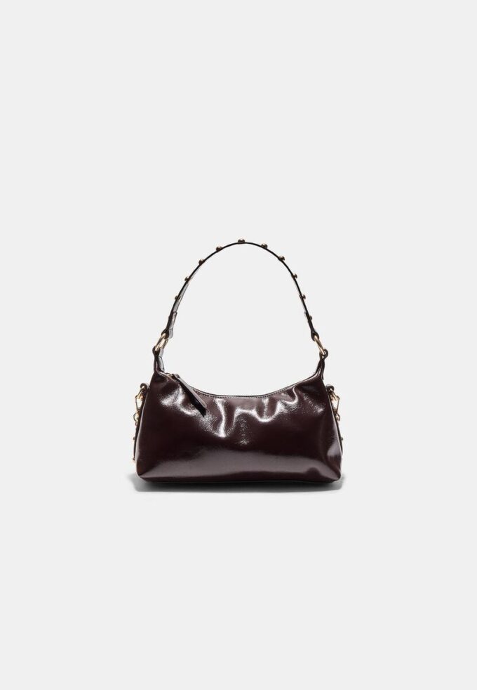 Bolso de hombro en forma de media luna con tachuelas Bolso de hombro en forma de media luna con tachuelas