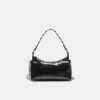 Bolso de hombro en forma de media luna con tachuelas Bolso de hombro en forma de media luna con tachuelas