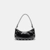 Bolso de hombro en forma de media luna con tachuelas Bolso de hombro en forma de media luna con tachuelas