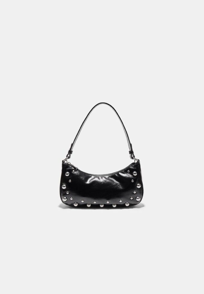 Bolso de hombro en forma de media luna con tachuelas Bolso de hombro en forma de media luna con tachuelas