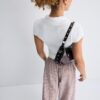 Bolso de hombro en forma de media luna con tachuelas Bolso de hombro en forma de media luna con tachuelas