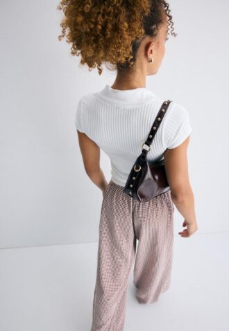 Bolso de hombro en forma de media luna con tachuelas