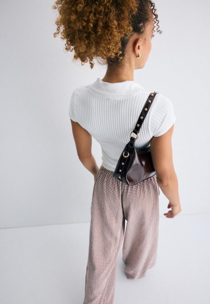 Bolso de hombro en forma de media luna con tachuelas Bolso de hombro en forma de media luna con tachuelas