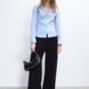 Bolso de hombro en forma de media luna con tachuelas Bolso de hombro en forma de media luna con tachuelas