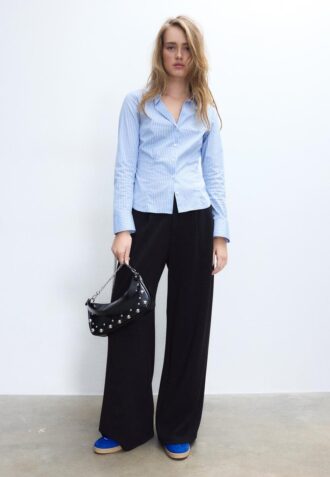 Bolso de hombro en forma de media luna con tachuelas