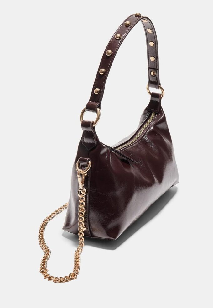 Bolso de hombro en forma de media luna con tachuelas Bolso de hombro en forma de media luna con tachuelas