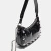 Bolso de hombro en forma de media luna con tachuelas Bolso de hombro en forma de media luna con tachuelas