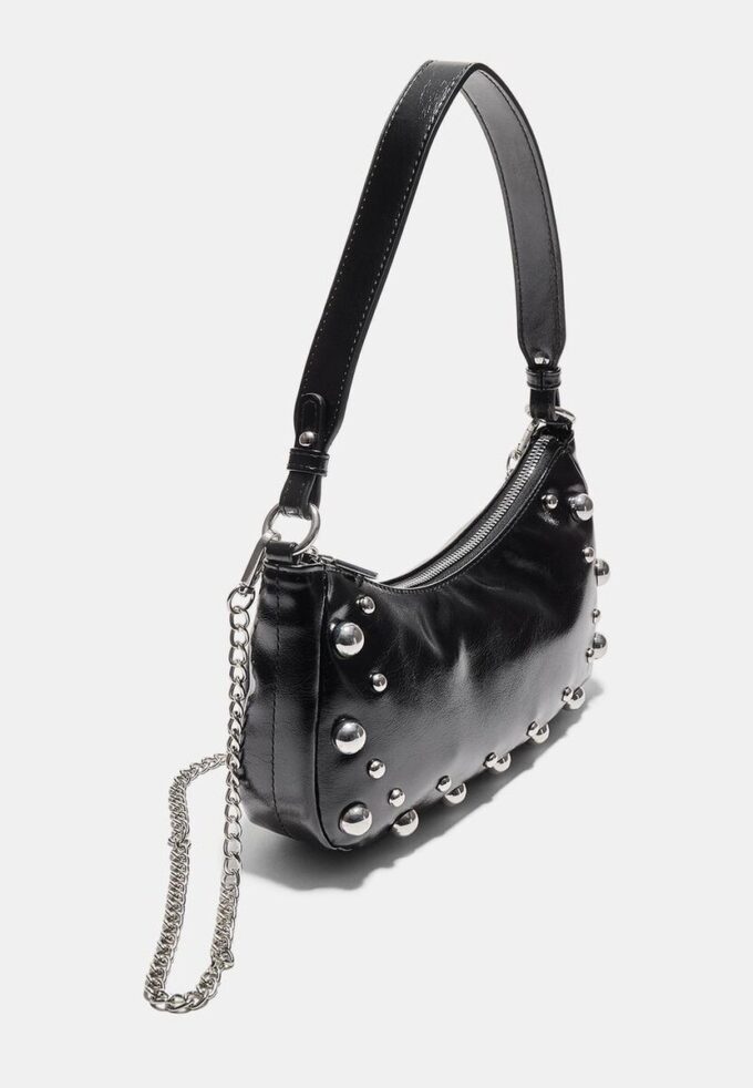 Bolso de hombro en forma de media luna con tachuelas Bolso de hombro en forma de media luna con tachuelas