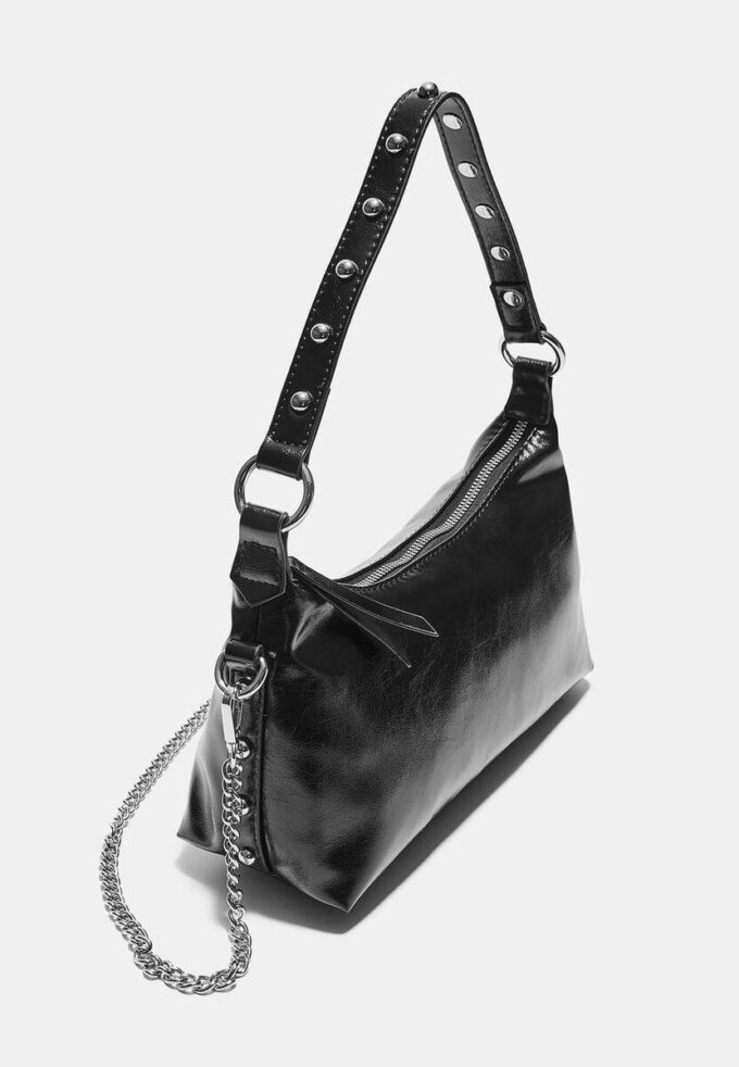 Bolso de hombro en forma de media luna con tachuelas Bolso de hombro en forma de media luna con tachuelas