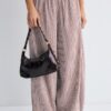 Bolso de hombro en forma de media luna con tachuelas Bolso de hombro en forma de media luna con tachuelas