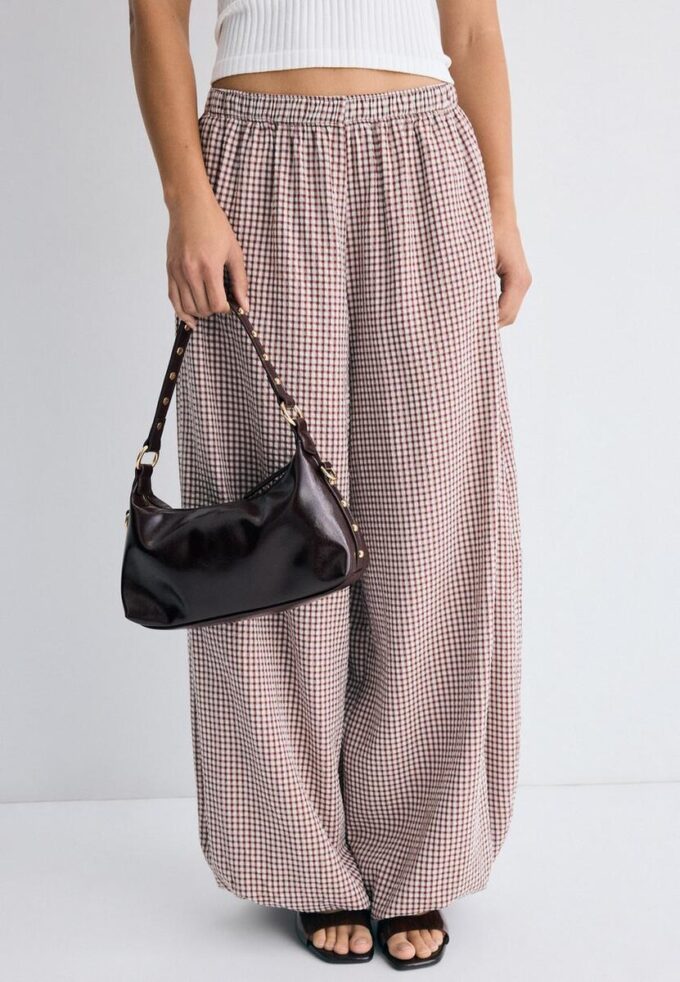 Bolso de hombro en forma de media luna con tachuelas Bolso de hombro en forma de media luna con tachuelas