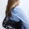 Bolso de hombro en forma de media luna con tachuelas Bolso de hombro en forma de media luna con tachuelas