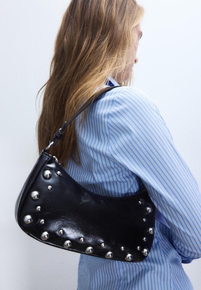 Bolso de hombro en forma de media luna con tachuelas Bolso de hombro en forma de media luna con tachuelas