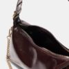 Bolso de hombro en forma de media luna con tachuelas Bolso de hombro en forma de media luna con tachuelas