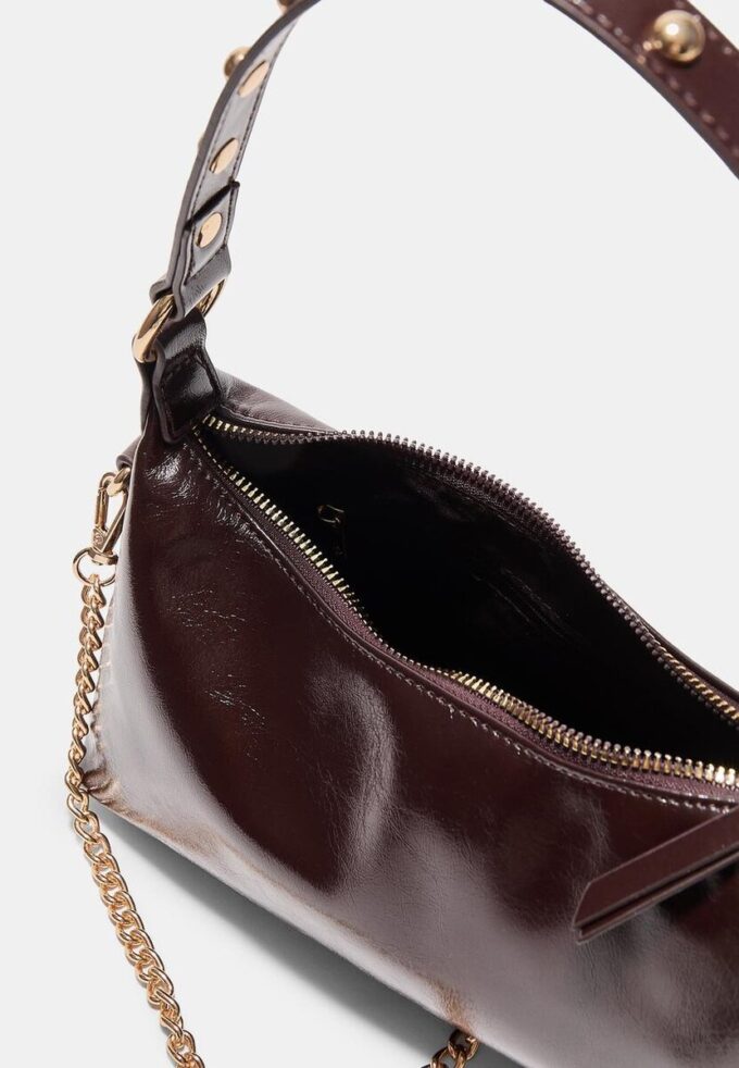 Bolso de hombro en forma de media luna con tachuelas Bolso de hombro en forma de media luna con tachuelas