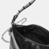 Bolso de hombro en forma de media luna con tachuelas Bolso de hombro en forma de media luna con tachuelas