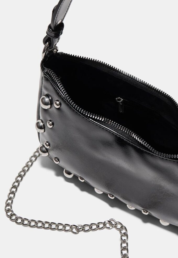 Bolso de hombro en forma de media luna con tachuelas Bolso de hombro en forma de media luna con tachuelas