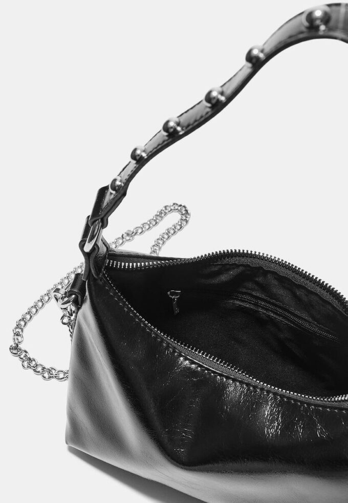 Bolso de hombro en forma de media luna con tachuelas Bolso de hombro en forma de media luna con tachuelas
