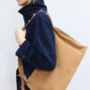 Bolso de hombro plano con tachuelas, 100 % piel Bolso de hombro plano con tachuelas, 100 % piel
