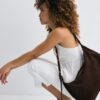 Bolso de hombro plano con tachuelas, 100 % piel Bolso de hombro plano con tachuelas, 100 % piel