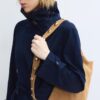 Bolso de hombro plano con tachuelas, 100 % piel Bolso de hombro plano con tachuelas, 100 % piel