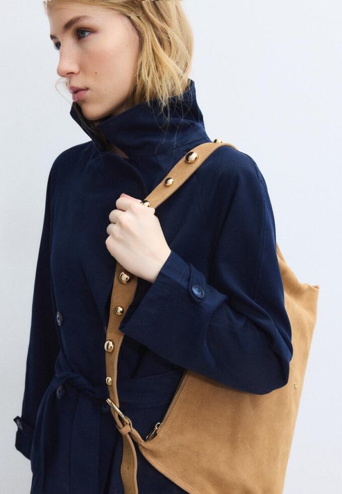 Bolso de hombro plano con tachuelas, 100 % piel Bolso de hombro plano con tachuelas, 100 % piel