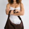 Bolso de hombro plano con tachuelas, 100 % piel Bolso de hombro plano con tachuelas, 100 % piel