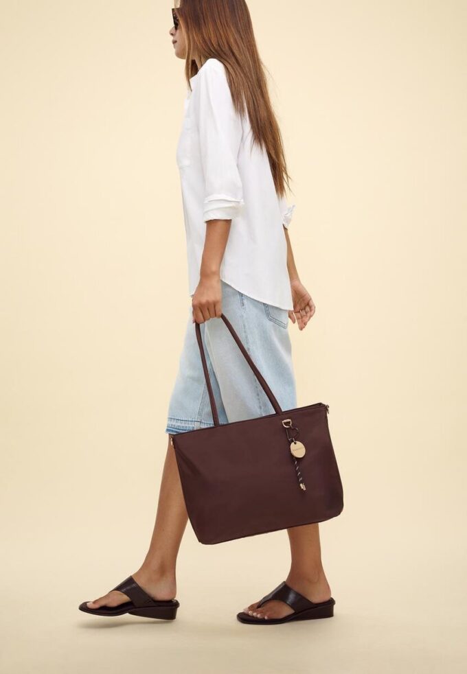 Bolso shopper con charm