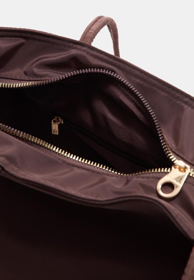 Bolso shopper con charm
