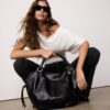 Bolso shopper redondo con detalles metálicos