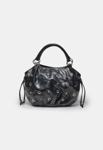 Bolso tipo cubo con detalle de ojales