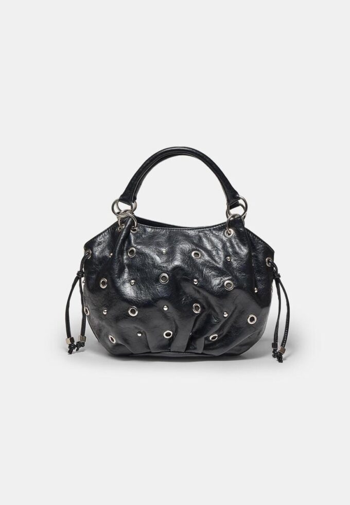 Bolso tipo cubo con detalle de ojales