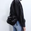 Bolso tipo cubo con detalle de ojales