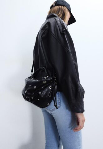 Bolso tipo cubo con detalle de ojales