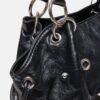 Bolso tipo cubo con detalle de ojales
