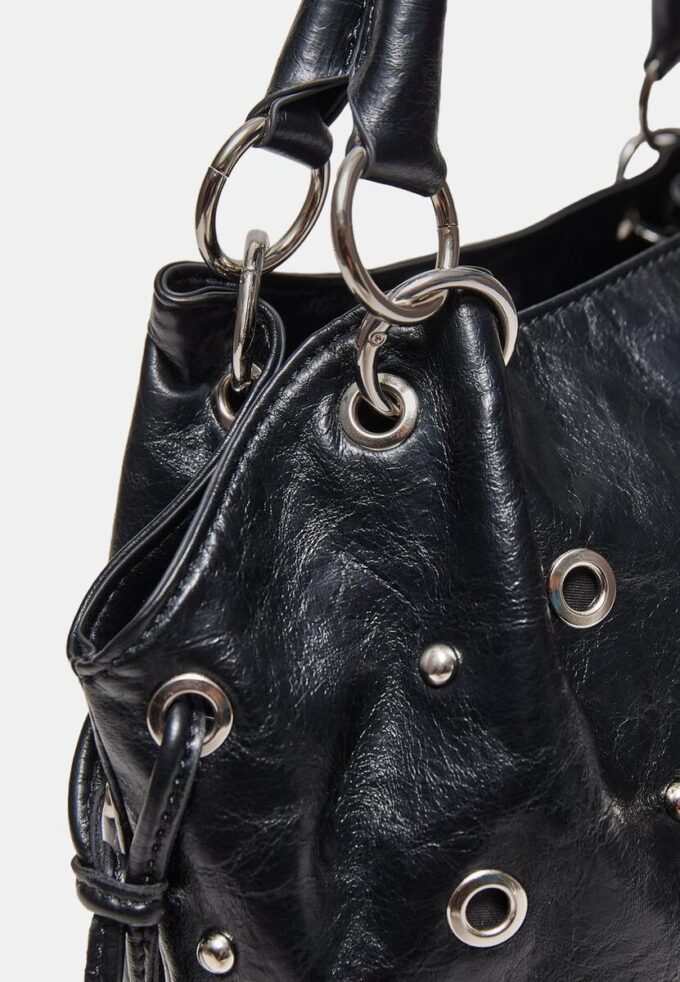 Bolso tipo cubo con detalle de ojales