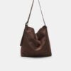 Bolso tipo cubo de ante sintético con detalle de correa