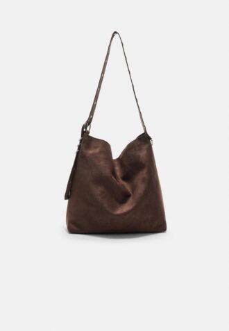 Bolso tipo cubo de ante sintético con detalle de correa