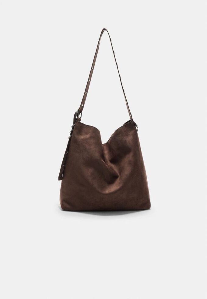 Bolso tipo cubo de ante sintético con detalle de correa