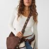 Bolso tipo cubo de ante sintético con detalle de correa
